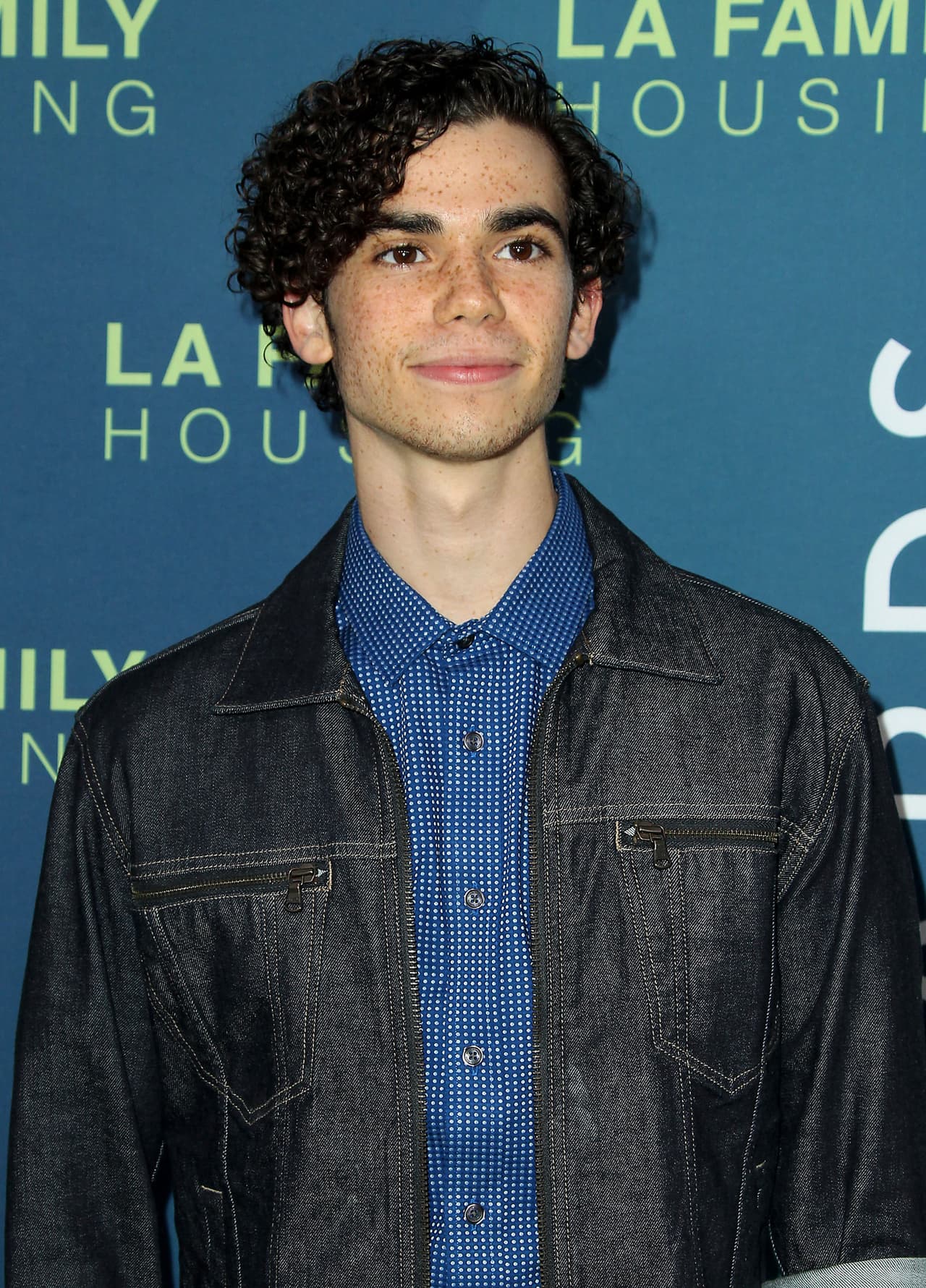 CAMERON BOYCEEl actor de Disney falleció el 6 de julio, a los 20 años, en su residencia de Hollywood, California. A pesar de que el cuerpo del actor fue sometido a una autopsia dos días después de su muerte; la oficina del Forense del Condado de los Ángeles no pudo precisar la causa de muerte, por ello tuvo otra investigación adicional que confirmó que la estrella de Disney perdió la vida debido a la epilepsia mientras dormía.