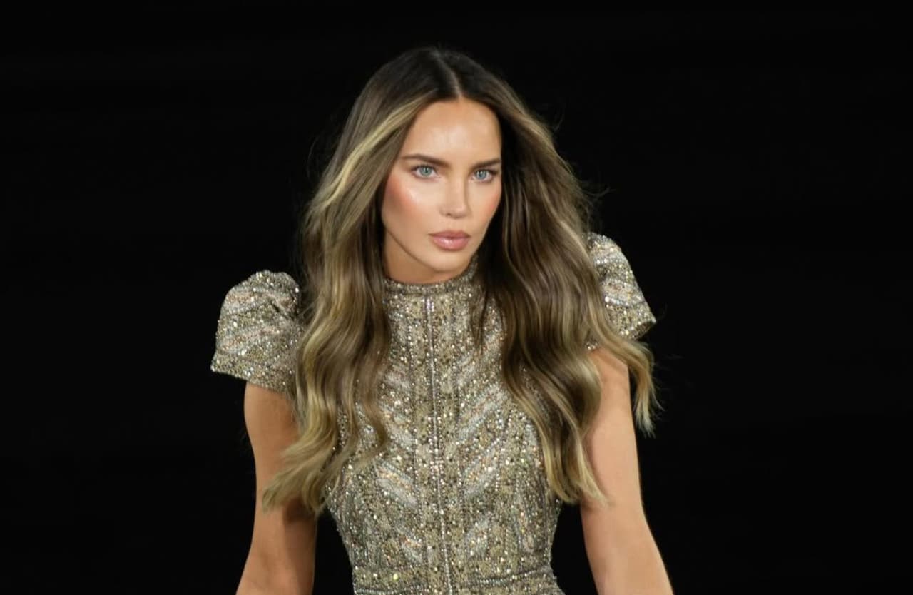 Belinda se reivindica y deslumbra en desfile de moda en París: “Esta vez no me caí”