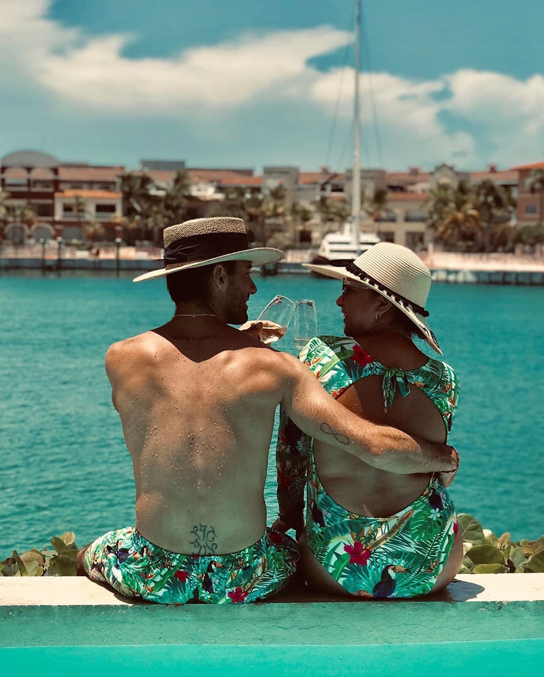 “Lo de entrenar en pareja es súper chévere, a mí me gusta más porque somos competitivos los dos, ninguno quiere hacer menos que el otro y nos motivamos mutuamente”, aseguró la actriz.