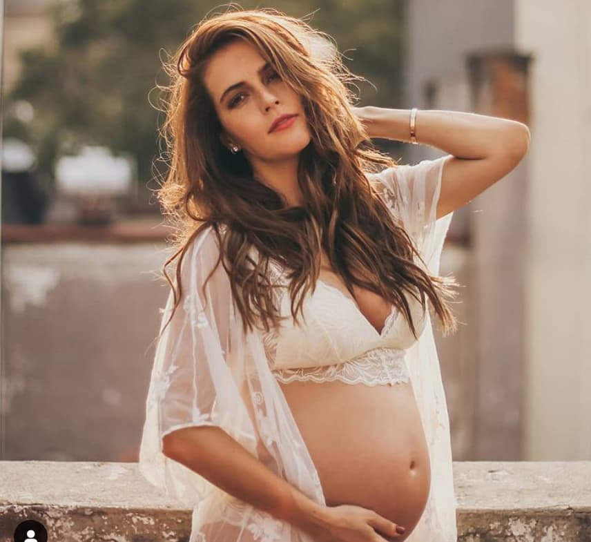 "Todavía no puedo creer que está a punto de llegar el mejor papel que me va a tocar en la vida… Te esperamos con toda la ilusión y preparados para hacerte una mujercita que deje una huella hermosa en este mundo. #BabyKira #KiraRovzar #32SemanasDeEmbarazo”, fue el texto que eligió Claudia para mostrar una imagen de una sesión de fotos que tuvo.