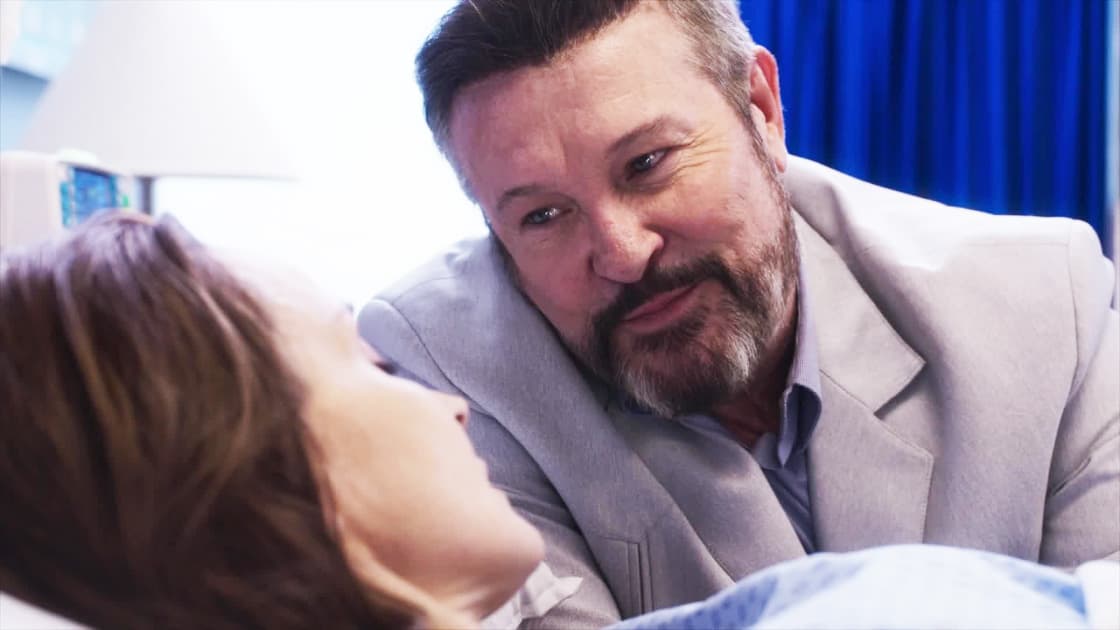 Gustavo tiene a Paloma en sus manos