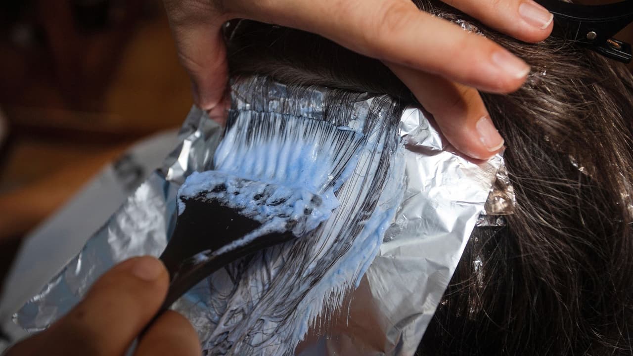 Joven usa bolsa de plástico para teñirse el pelo y sale mal: su cabeza terminó con publicidad
