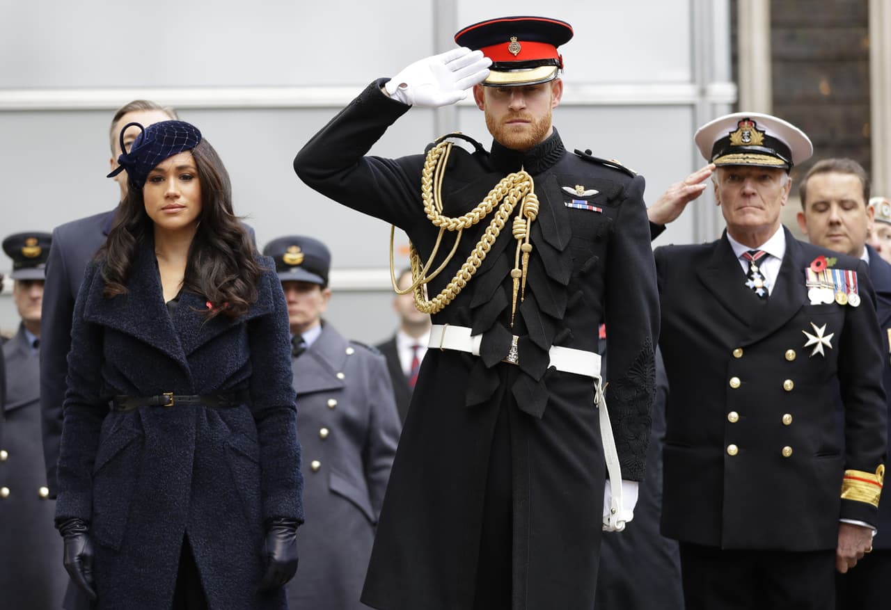 Tras ese anuncio, los Duques de Sussex destacaron que dividirán su tiempo entre Reino Unido y Norteamérica, lo que les permitirá criar a su hijo con la tradición de la realeza en la que nació, pero así también podrán darle a su familia "un espacio para enfocarnos en el siguiente capítulo”, indicó.