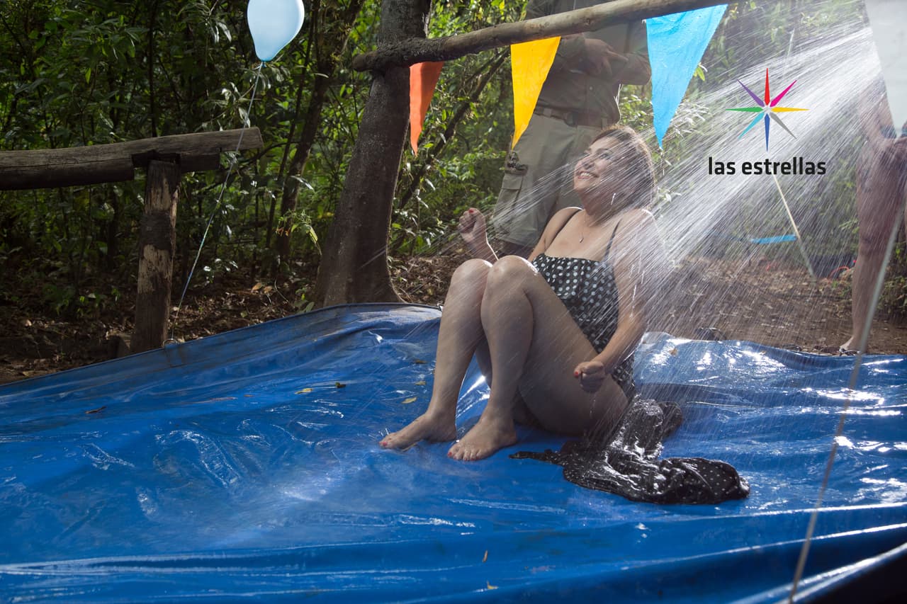 La última actividad fue aventarse en un "tobogán" de agua improvisado...