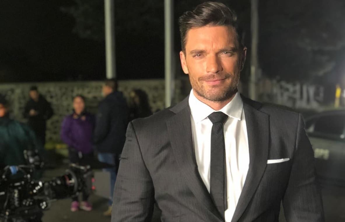Julián Gil revela los resultados de su prueba de coronavirus tras presentar síntomas sospechosos