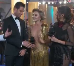 La pareja continuó con las entrevistas previas a la premiación, pero la incomodidad de la protagonista de 'Amar a muerte' comenzó a hacerse presente, e intentó cubrir un poco su escote que era difícil de gobernar con cualquier movimiento.