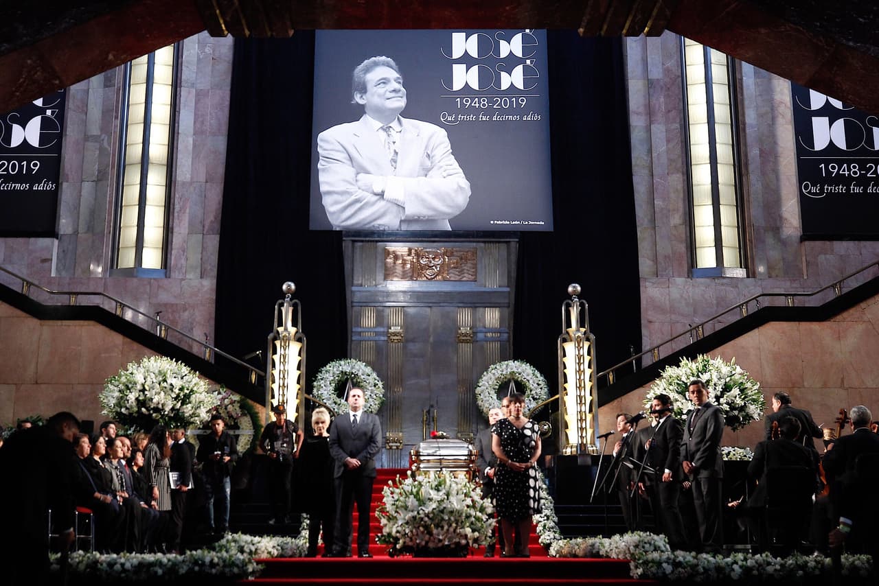 Entre flores, pancartas, aplausos y gritos, los mexicanos se despidieron de José José en el Palacio de Bellas Artes.