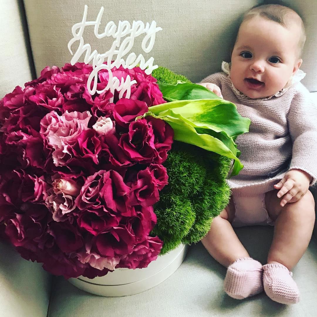 La actriz celebró su primer día de las madres el año pasado y compartió el bello arreglo de flores que recibió en esta fecha especial.