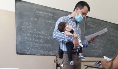 Maestro conmueve al cargar a bebé de su alumna para que ella tome clase