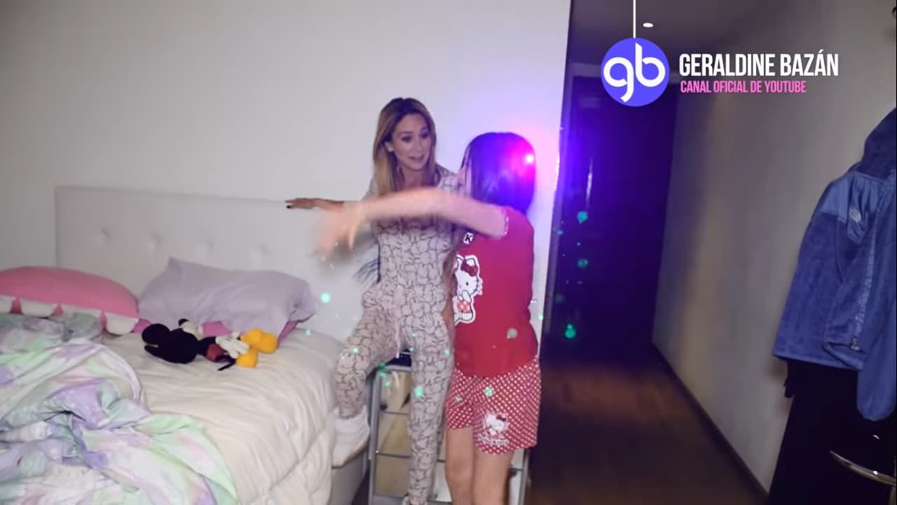 Geraldine Bazán también ha dejado ver en su canal de YouTube la recámara de su hija mayor, Elissa Marie, la cual está decorada en tonalidades blancas.