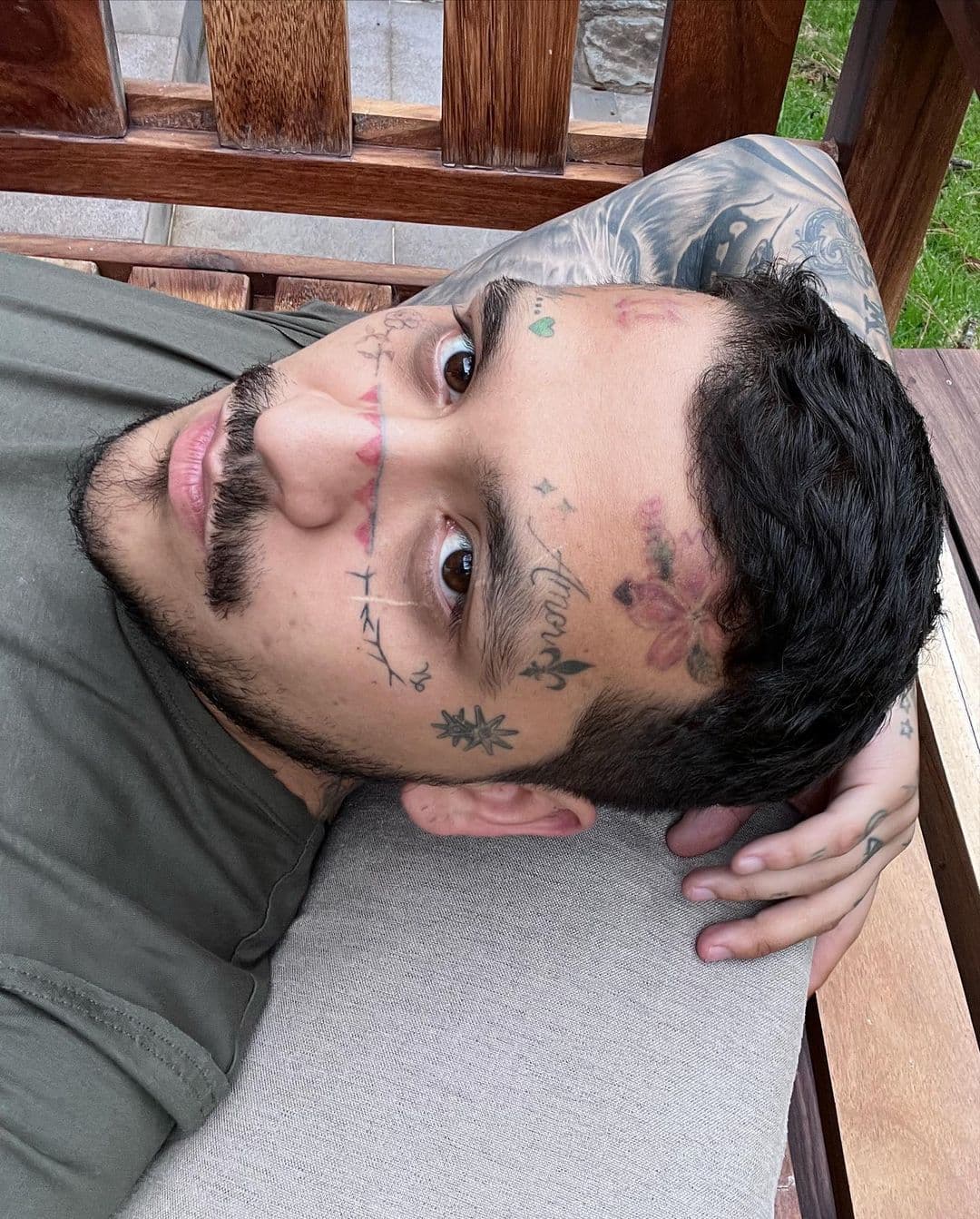Chrstian Nodal ya comenzó a borrar los tatuajes de su rostro