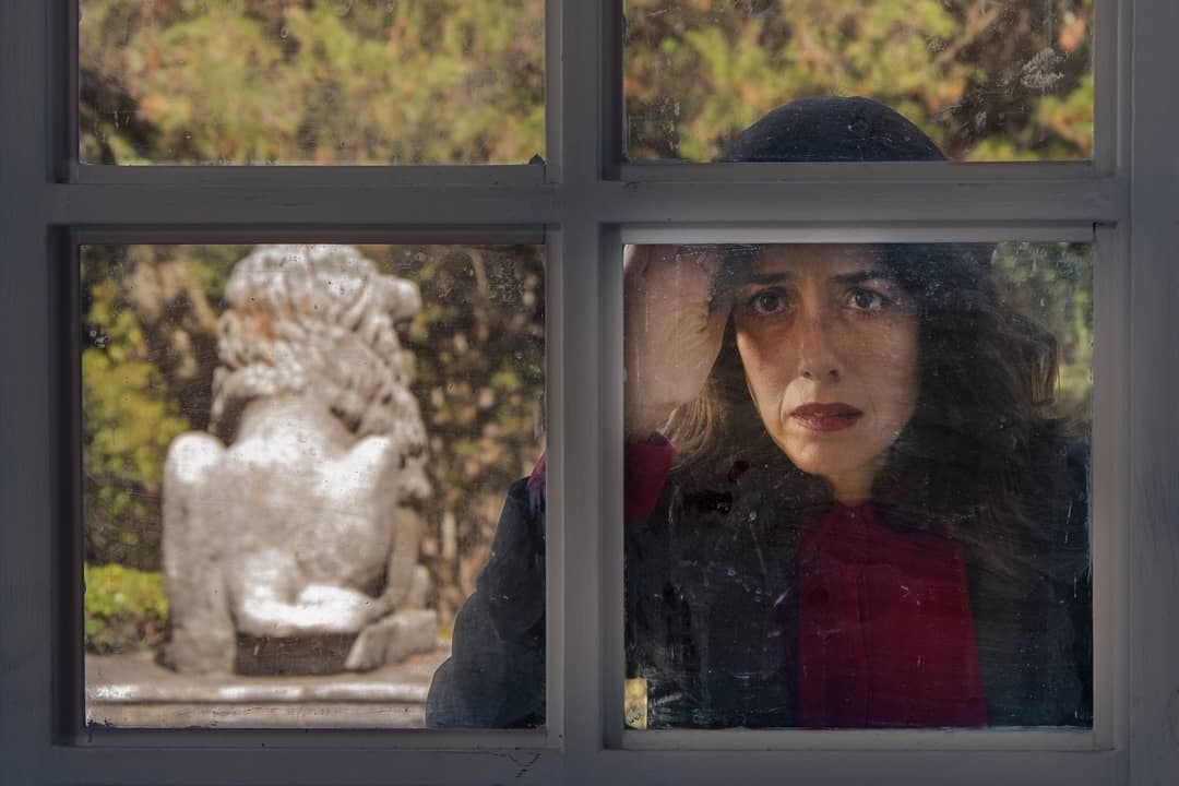 Manolo Caro, productor de ‘La Casa de las Flores’, utilizó sus redes sociales para revelar las primeras imágenes de la segunda temporada de la serie. La primera foto que publicó fue una de ‘Paulina de la Mora’, personaje interpretado por Cecilia Suárez, espiando por una ventana. “Lo que hace una por su familia”, escribió el también director en su posteo.