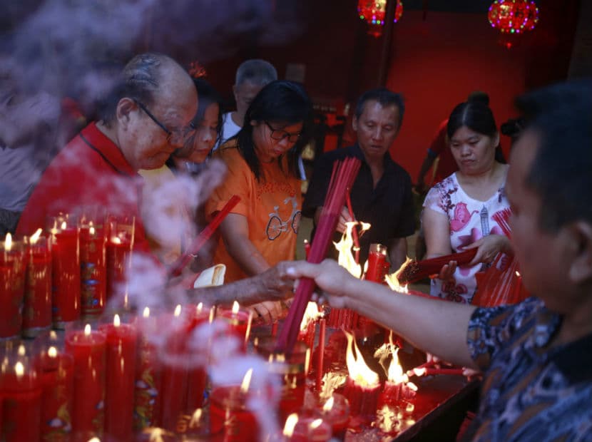 Con la ofrenda que reciben los ancestros, de velas rojas e incienso, ellos les devuelven bendiciones.