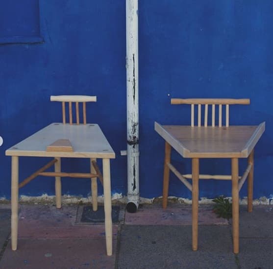 La silla que educa a los hombres que se sientan con las piernas demasiado abiertas