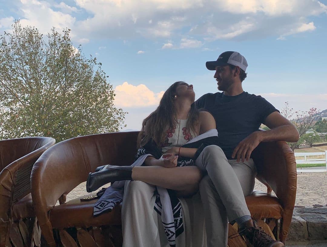 Camila Fernández, hija de Alejandro Fernández, unió su vida en matrimonio a la de Francisco Barba el pasado 1 de agosto, día en el que la pareja cumplió nueve meses de noviazgo. En redes sociales se cuestiona quién es el hombre que conquistó el corazón de la intérprete y nosotros te contamos los detalles.