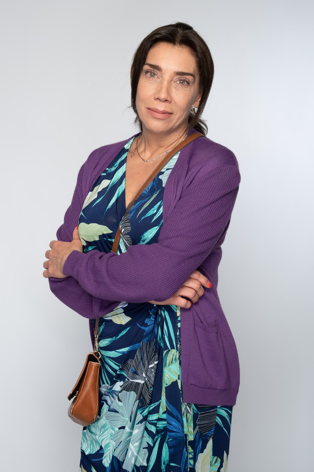 Cynthia Klitbo se transforma en la ambiciosa 'Isaura', madrastra de 'Lucía', una mujer vulgar y cruel que ve en 'Lucía' la posibilidad de enriquecerse sin importar los medios que utilice.