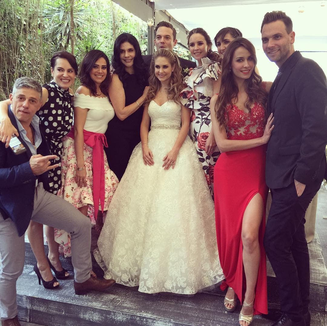 El vestido de bodas de Ingrid fue confeccionado por el diseñador Benito Santos de encaje, corte strapless y corte princesa, además que su peinado y maquillaje estuvieron a cargo de su amiga Zandy.