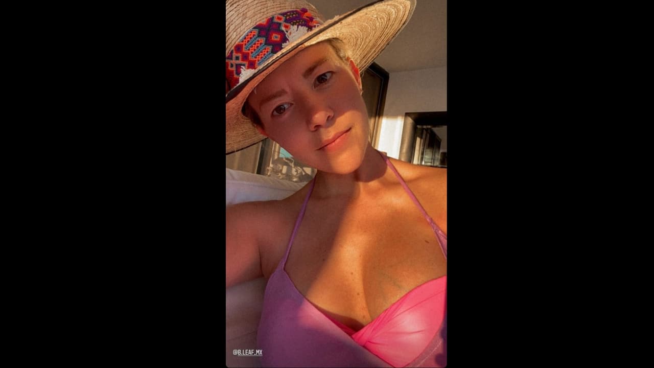 A primera hora, la estrella de cine y televisión compartió una serie de imágenes en las que se dejó ver enfundada en un diminuto bikini rosa, que resaltó su figura.