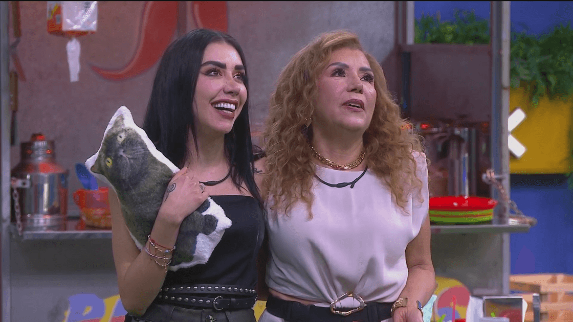Karime recibe una almohada de Norris