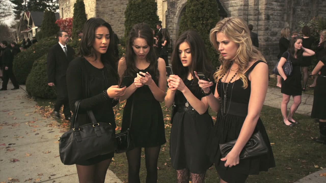 El tema principal de la serie, ‘Secret’ de The Pierces, fue una sugerencia de Ashley Benson (‘Hanna’)