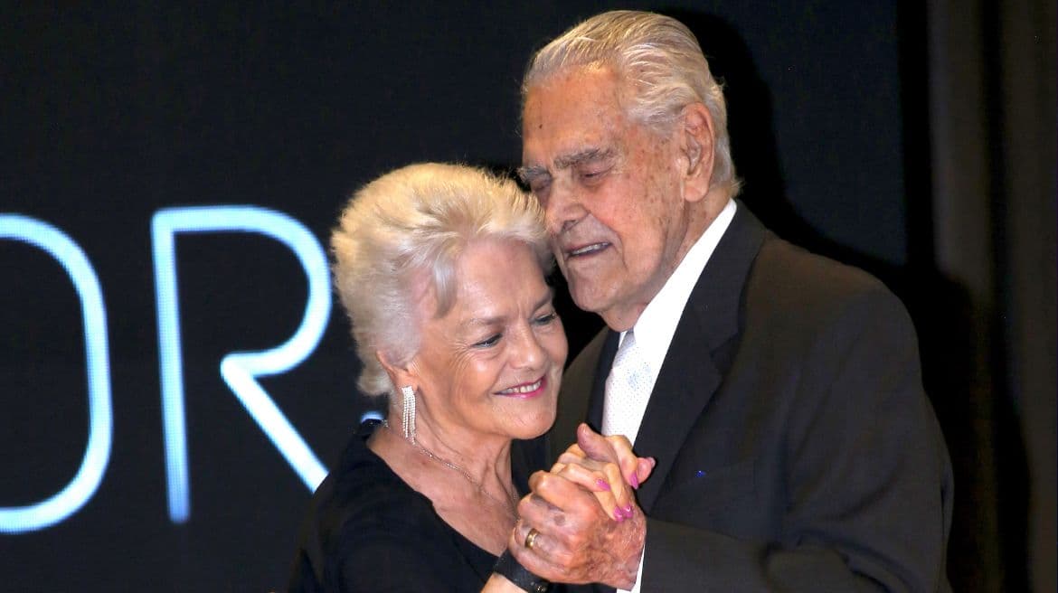 Eric del Castillo recibe homenaje a su trayectoria entre baile, celos y lágrimas