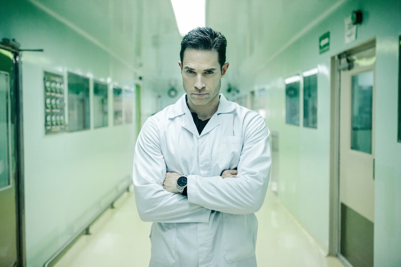 Con tal de lograr sus objetivos, "Miguel" cambia de identidad. ¿Qué tal se vería Sebastián como un químico experimentado? ¡Todo un galán!
<br>
<br>
<i>'El Dragón', gran estreno 4 de mayo a las 9:30 pm. con Las Estrellas.</i>