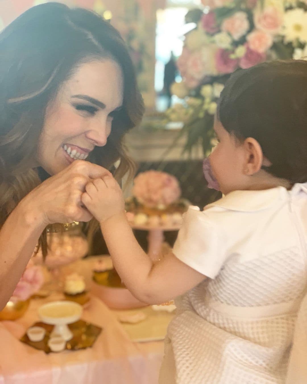 “Mi Valentina hermosa, ahijadita, que Dios te de una vida llena de amor y muchas sonrisas. ¡Te quiero mucho! #BautizoValentina”, escribió la conductora de ‘Netas divinas’ en su publicación.