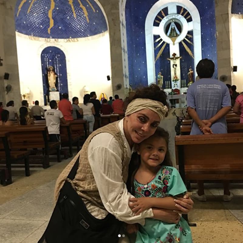 Verónica Castro junto a su nieta Rafaela