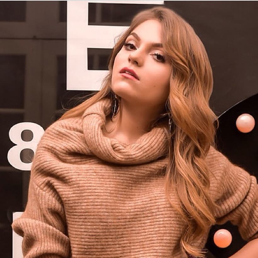En octubre de 2014, la intérprete apareció de nuevo con el cabello rubio, momento que no pasó desapercibido en sus redes sociales. "Sofía siempre ha optado por una melena larga y natural, además logra resaltar la luz natural de su cabello con algunos reflejos dorados", compartió Martha Barbosa, maquillista profesional que ha trabajado para celebridades como Sarah Kohan, a Las Estrellas.