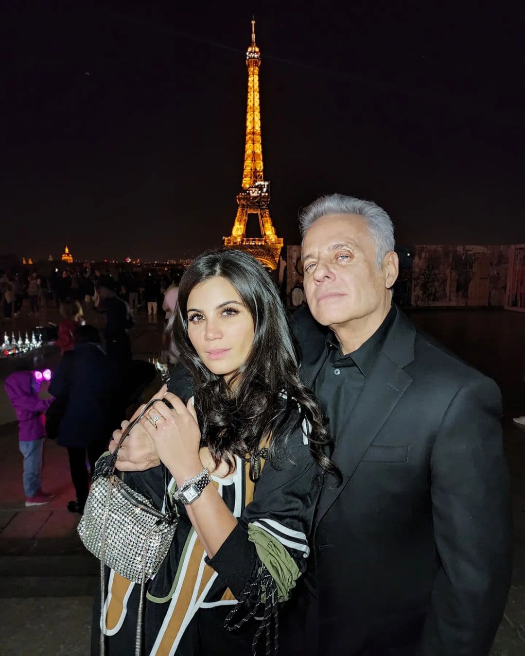 Alexis Ayala acompaña a su novia previo a entrar a quirófano