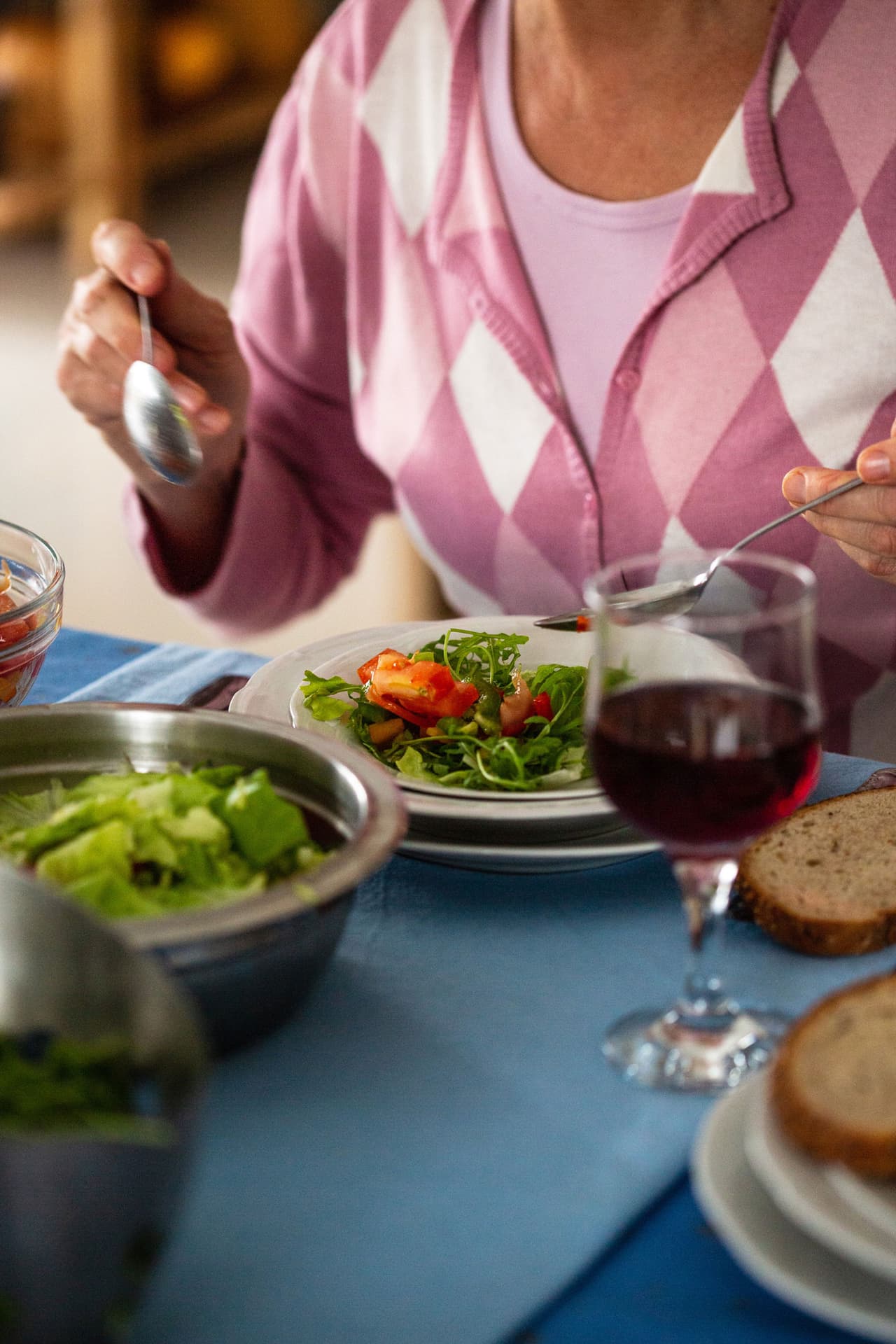 Para conseguir acelerar el metabolismo es importante no saltarse la cena, así el cuerpo puede obtener los nutrientes que necesita.
