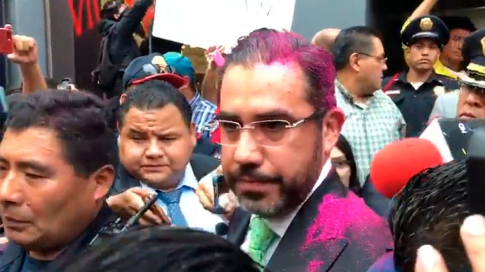 El caso detrás de la protesta con brillantina rosa en la fiscalía de la CDMX