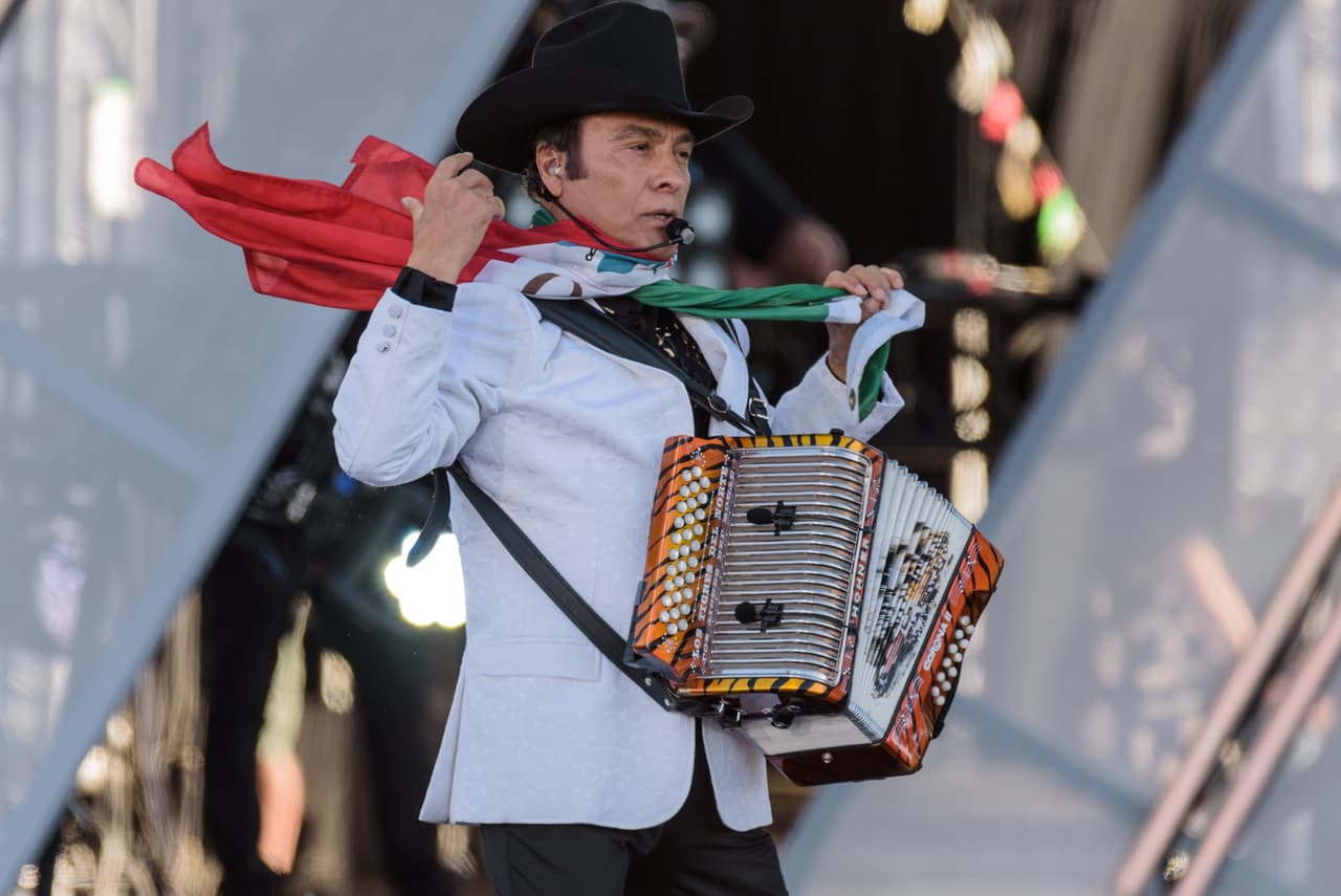 Multan a Tigres del Norte por interpretar narcocorridos