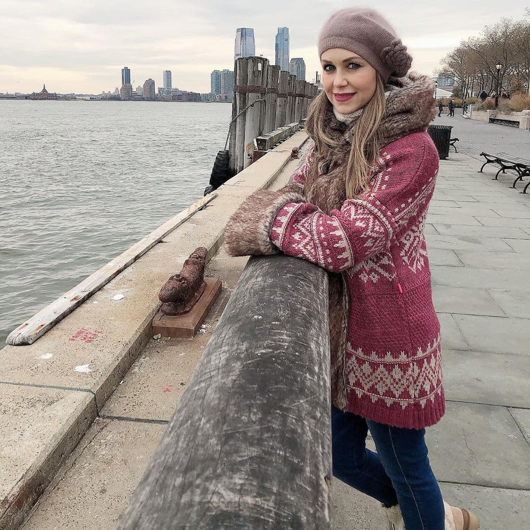 En otra de sus fotografías, Ingrid sacó provecho al look otoñal al lucir un gorro lila con una flor que combinó con un abrigo rosa y un pantalón de mezclilla, luciendo casual y cómoda en sus vacaciones.
