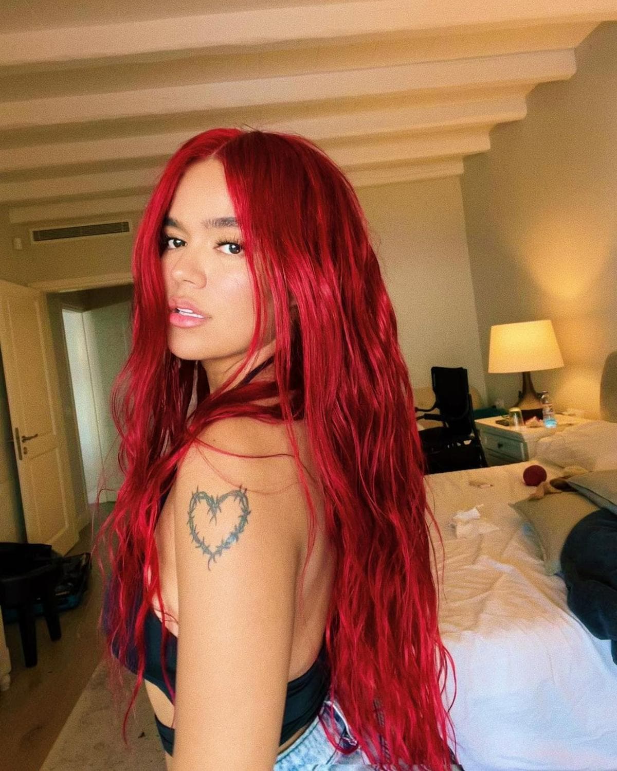 Karol G y las pistas de que nuevo galán le habría robado el corazón