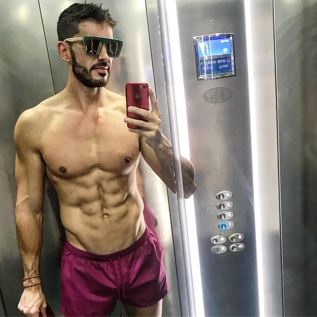 Tiene 32 años.