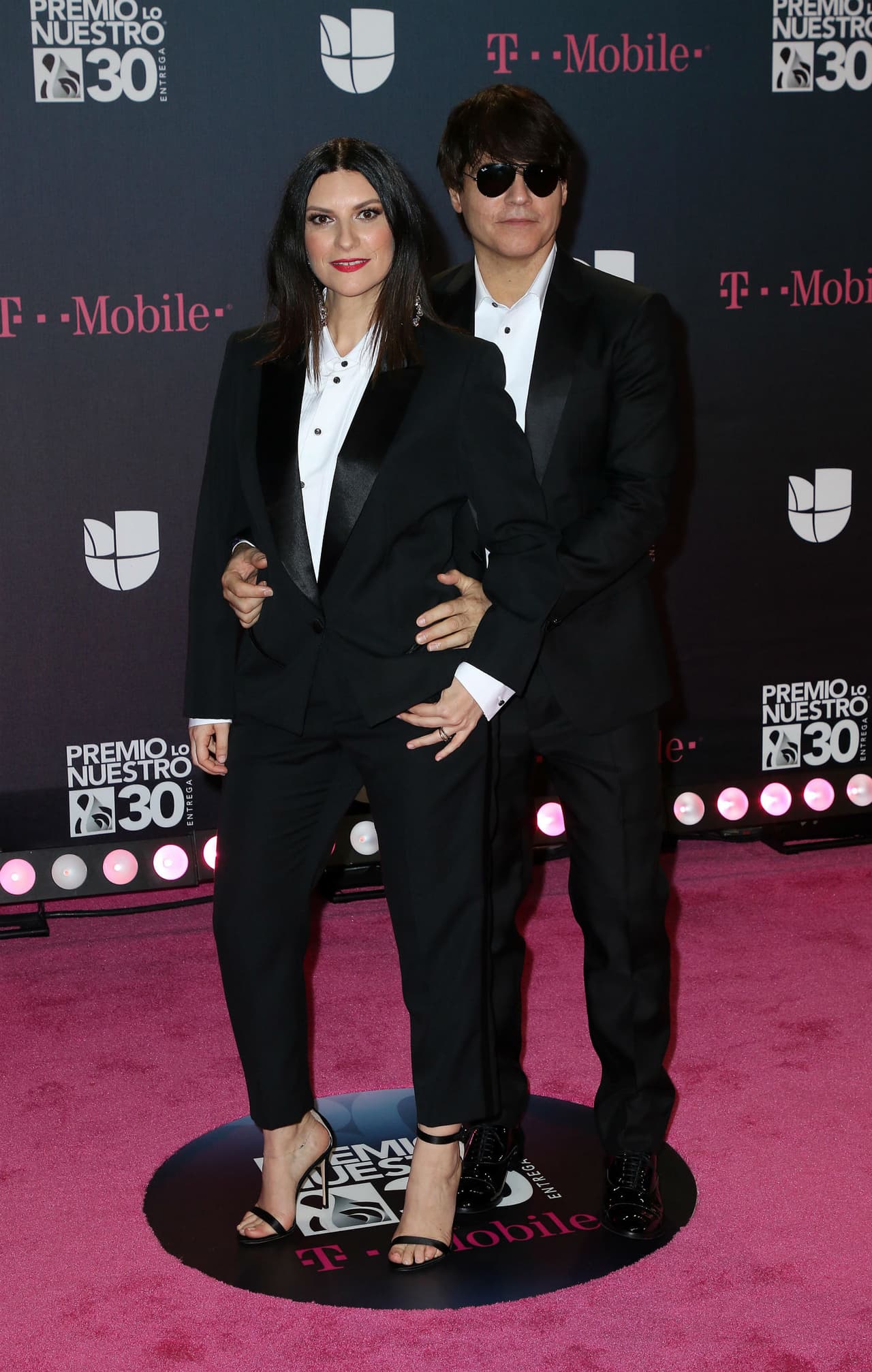 Laura Pausini sorprendió al acudir vestida igual que su pareja.