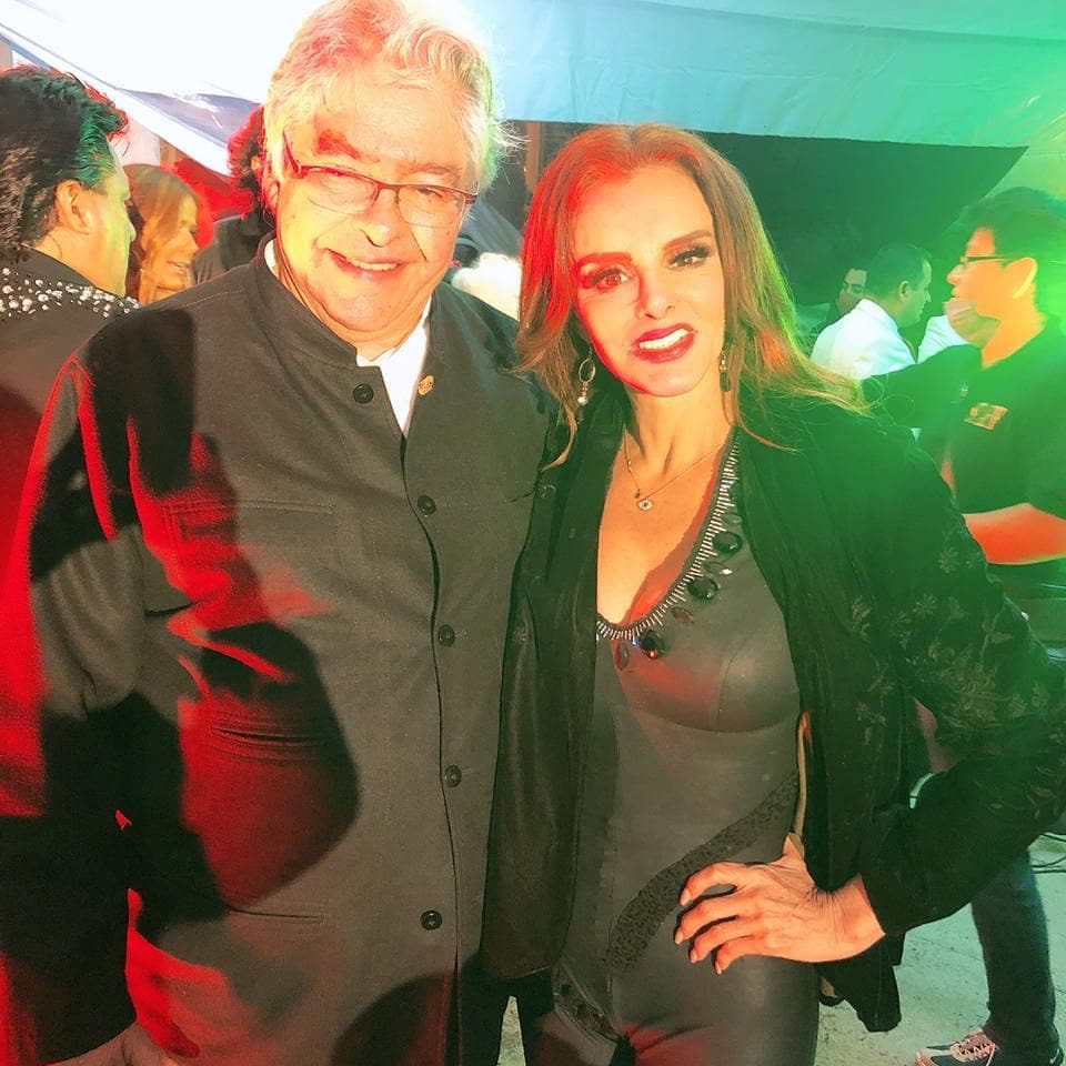 Sin embargo, fue la espectacular figura que la cantante de 65 años ha presumido en los últimos días en un jumpsuit negro de cuero con el que se ha retratado y presentado en varios programas la que está causando revuelo.