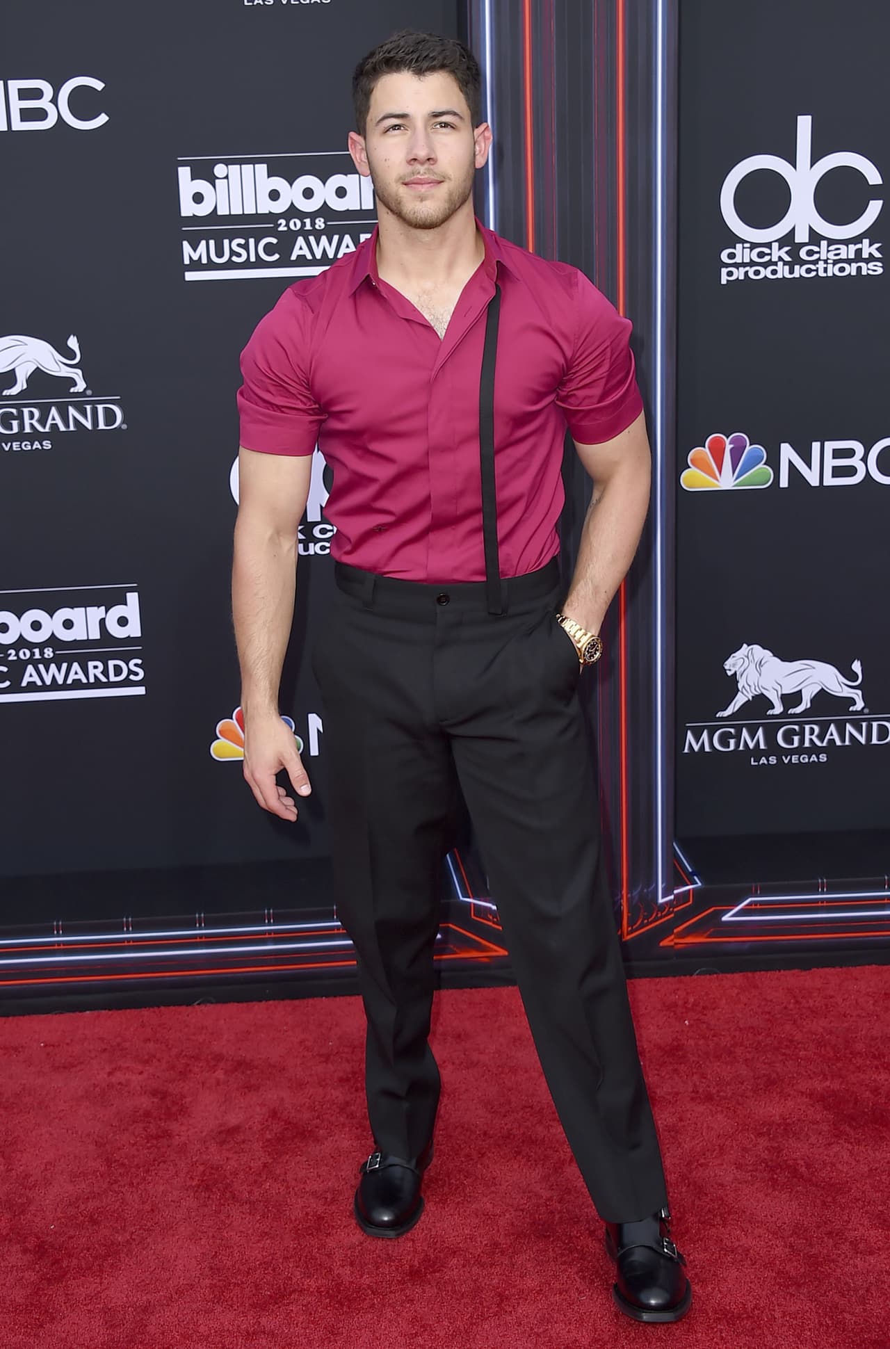 Nick Jonas es uno de los galanes de la noche.