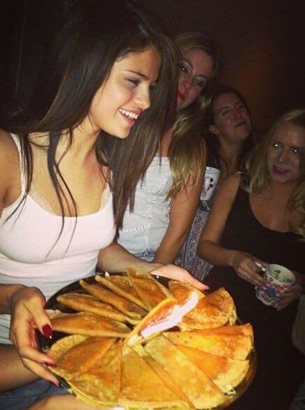 Selena Gómez. A través de su cuenta de Twitter la cantante compartió una foto en la que aparece con un enorme plato lleno de tacos. La imagen corresponde a una reunión que tuvo con sus amigas en 2015.