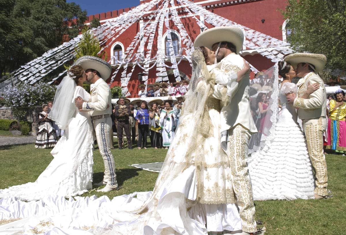 Fuego en la sangre se estrenó en 2008 con las actuaciones de Eduardo Yáñez, Adela Noriega, Jorge Salinas, Elizabeth Álvarez, Pablo Montero y Nora Salinas.