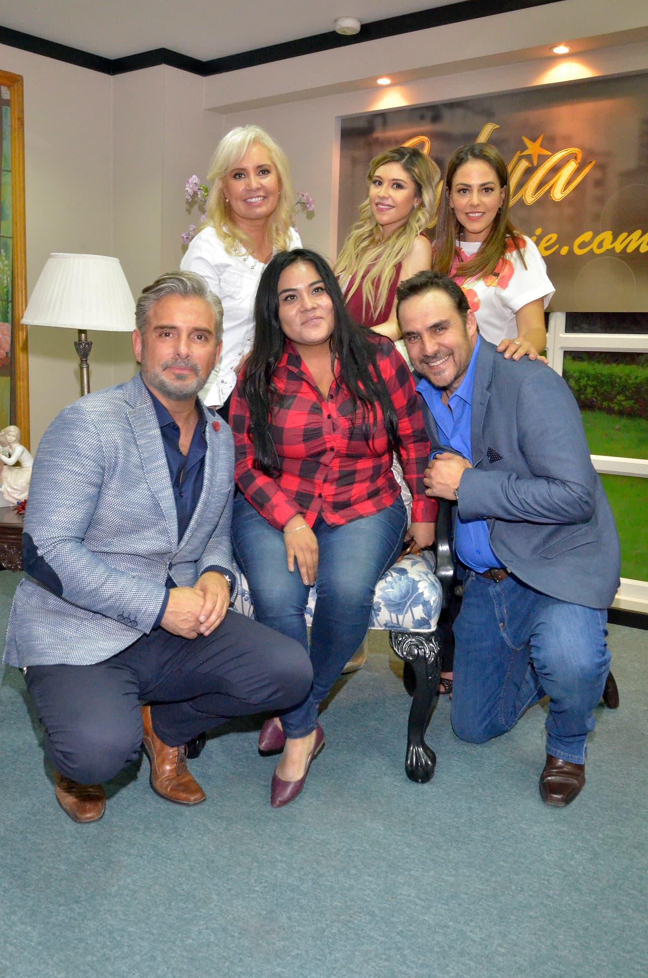 Carla Estrada, Nicole Vale, Adriana Nieto, Alberto Casanova y Harry Geithner inauguraron el set y convivieron con los asistentes a la presentación de Silvia Pinal frente a ti.