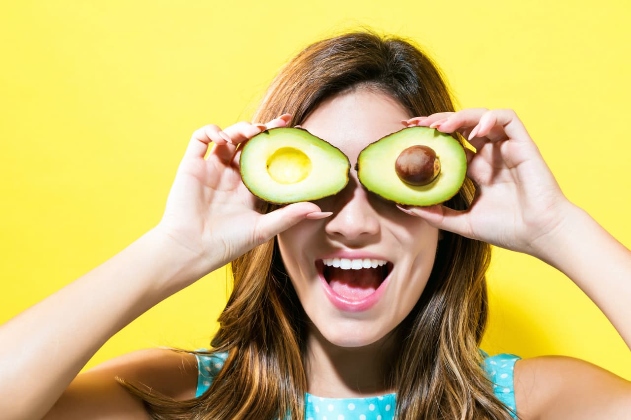 2. Aguacate: Además de ser rico en vitamina E, estimula la formación de colágeno.