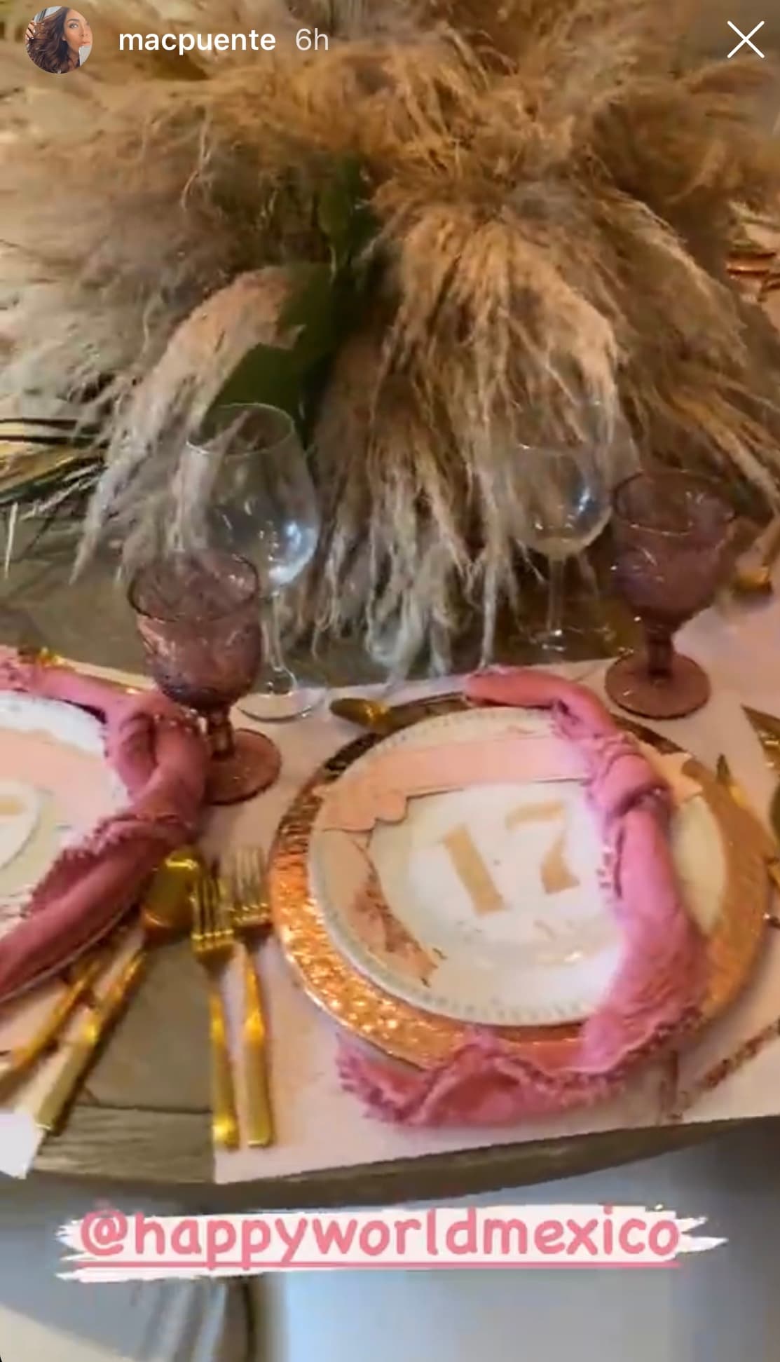 La mesa donde los invitados se sentaron a degustar exquisitos platillos también fue decorada con la misma temática.