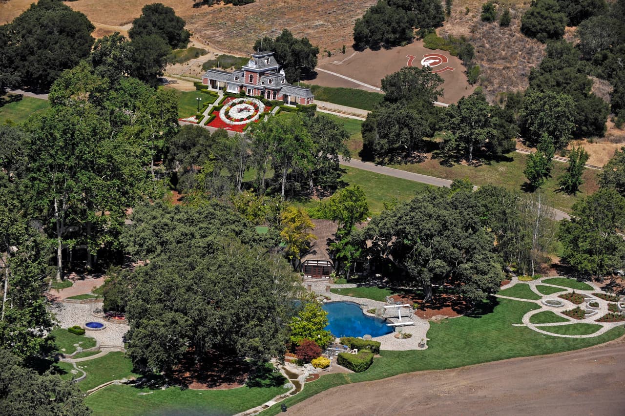 Ubicado en Santa Bárbara, California, en Estados Unidos, el rancho de más de 11 kilómetros cuadrados sirvió de guarida para el cantante, quien murió 25 de junio de 2009.