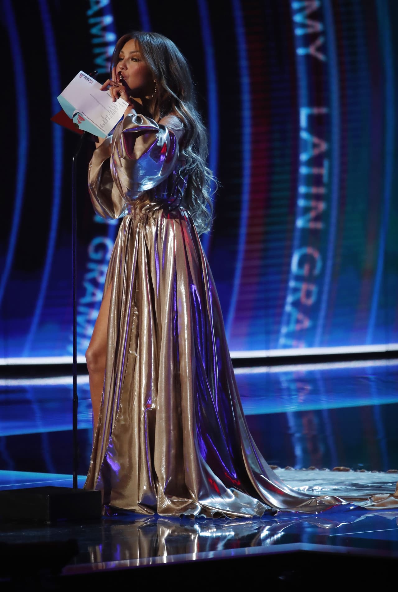 Dejó a todos sin aliento con un vestido dorado con textura satinada y una abertura muy amplia al costado.