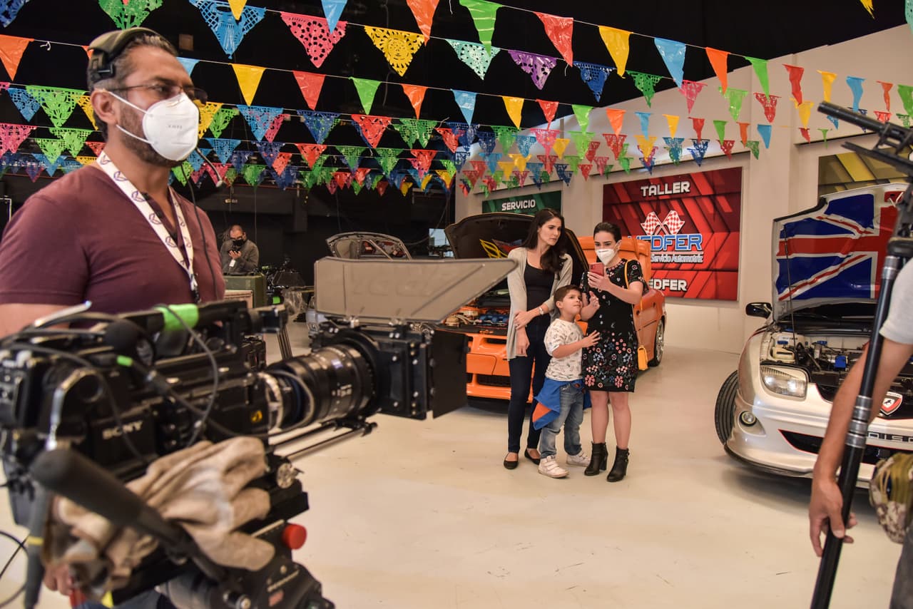 Aquí Eva Cedeño, Leo Herrera y Ara Saldívar durante el ensayo de la escena.