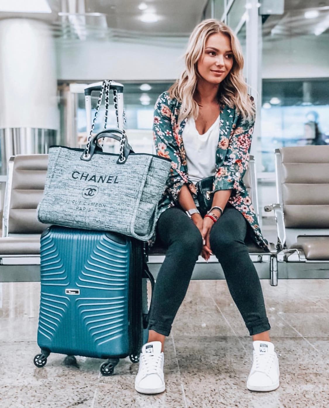 Este "shopping bag" con el que Baeva suele viajar corresponde a una colección de la casa de moda francesa Chanel, lanzada en 2018. Actualmente, se puede encontrar un modelo similar en poco más de 65 mil pesos, lo que se traduce a un aproximado de 3,200 DLS.