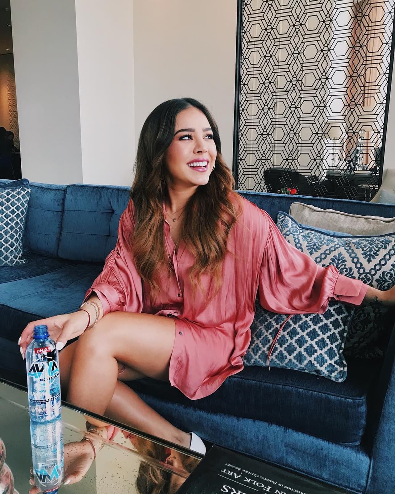 Danna Paola genera polémica al usar una bolsa de piel