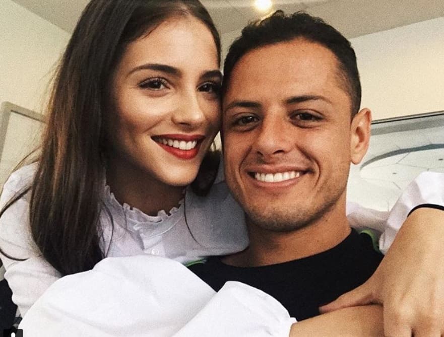 'Chicharito' Hernández exhibe a su novia... ¡Al natural!